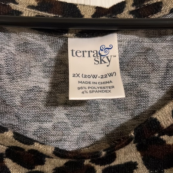 Terra & Sky long sleeve top for women with side splits. Plus size 2X (20W-22W) - Picture 3 of 5